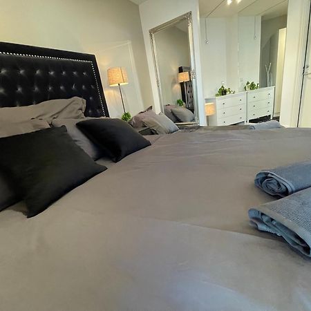 Luxurious Modern Room In Central Oslo - Eur 4K Expensive Bed And 82" Cinematic Tv Exterior photo